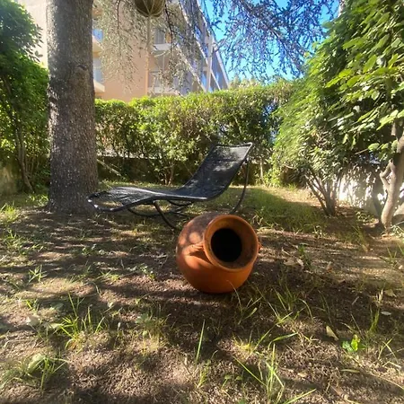 La Beau'm Les Pins Centre 200m De La Terrasse Et Jardin Apartmán *